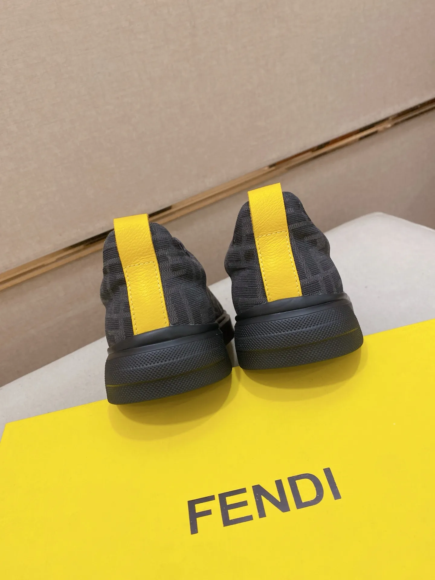 Factory price 400💰 (fendi) New style 👊🏻 upper 🇮🇹 imported cowhide fabric 🇩🇪 lining imported sheepskin lining. The original outsole is molded to highlight the identity of every man, and the upper foot is elegant and stable🚶🏻🚶🏻The high-end custom counters reproduce the original version📯No matter the wind or rain, the shoe last remains unchanged and can withstand the verification of time🔍️,🔵 Size: 38-44